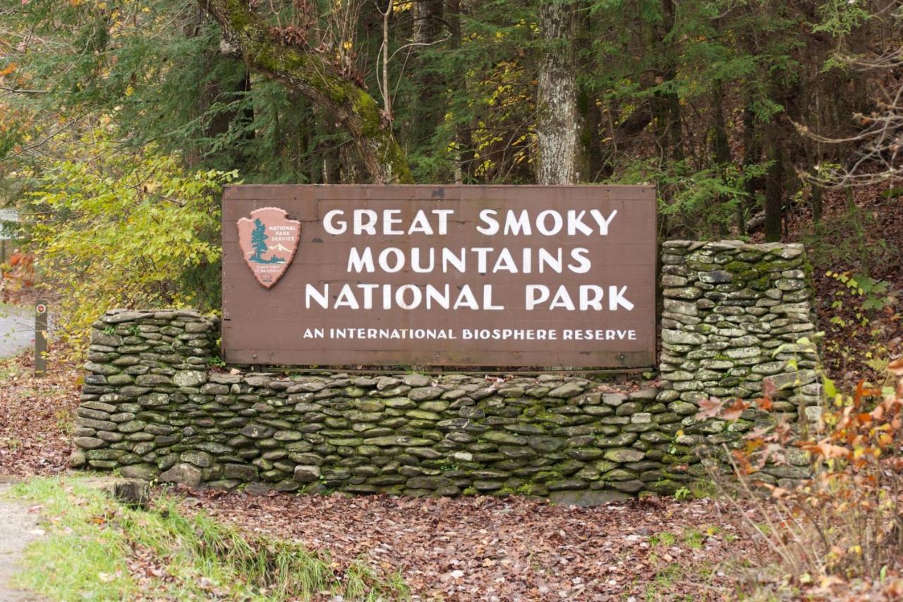 A Stones Throw, You Get 1089 Free Attraction Tickets Per Paid Day, Dollywood And Much More! Pigeon Forge Exterior photo