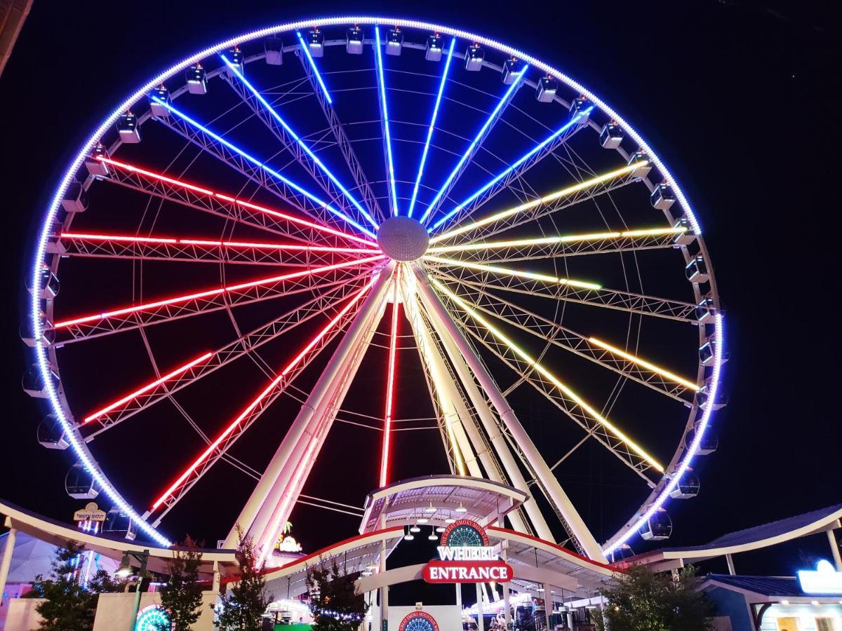 A Stones Throw, You Get 1089 Free Attraction Tickets Per Paid Day, Dollywood And Much More! Pigeon Forge Exterior photo